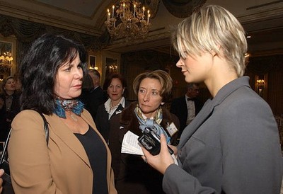 Mavis Leno being interviewed by Daily News reporter 2002 Old Photo
