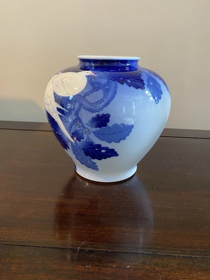 Jarrón antiguo firmado por Fukagawa con palomas blancas sobre una rama de roble hojas y bellotas. Foto 3 de 4