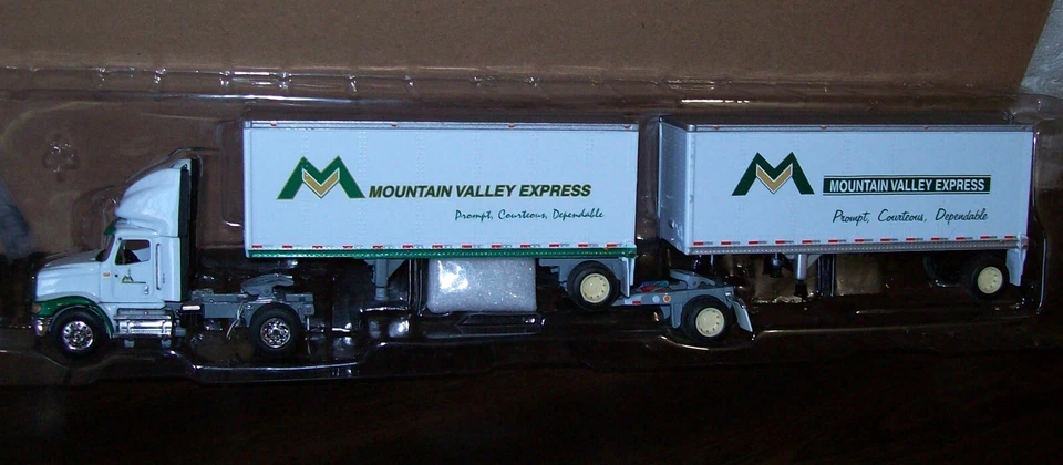 Remolque tractor internacional Mountain Valley Express doble camión 1:64 DCP Foto 2 de 4