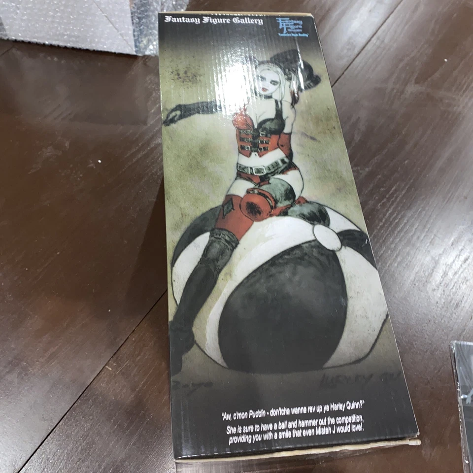 FIGURA DE FANTASÍA GALERÍA HARLEY QUINN VARIANTE EN BLANCO Y NEGRO ESTATUA EXCLUSIVA EE Foto 2 de 4