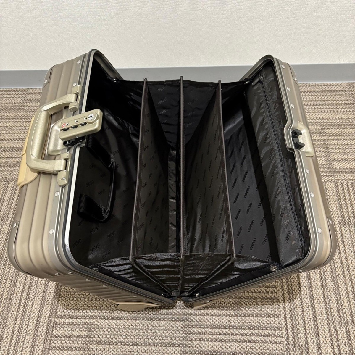 RIMOWA Topas Titanium Gold 28L 920.40.03.2-3 2-wheels RIMOWA Topas Titanium Gold 28L 920.40.03.2-3 2-wheels