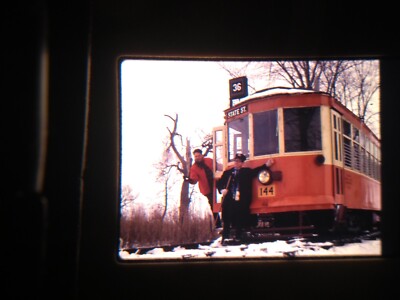 QQZ05 BUS, STRASSENBAHN, U-BAHN TROLLY 35 MM SCHIEBER 2 MÄNNER AUF TROLLEY VORNE JAN 1957