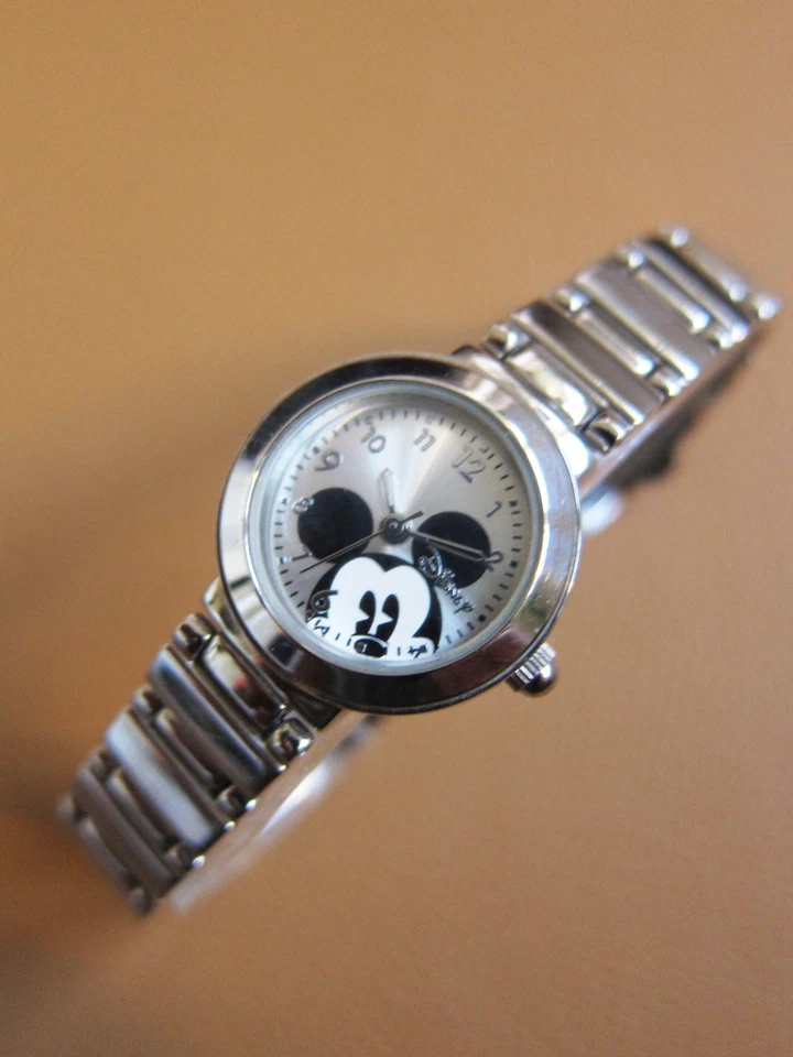 Reloj de cuarzo Disney Mickey Mouse SS para dama Foto 3 de 4