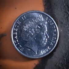 2001 - Australian Queen Elizabeth II, 5 Cent ( Off Centre) Coin Error. #1.