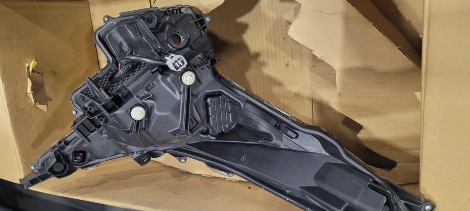 Faro lado izquierdo Toyota Prius 2016-2018 OEM 81010-47711 Foto 4 de 4