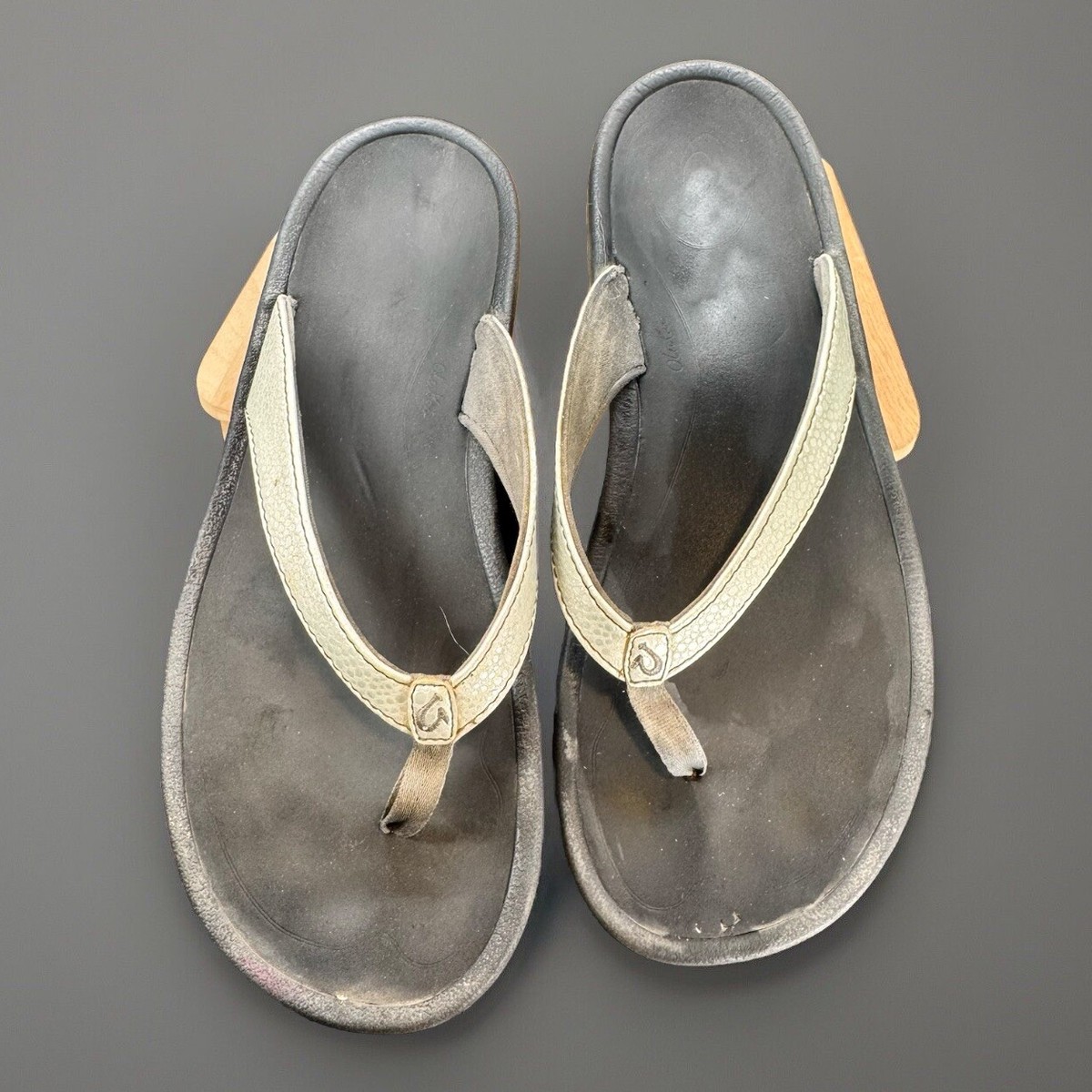 OluKai Kulapa Kai Flip Flop Thong Sandals Womens Size Silver
