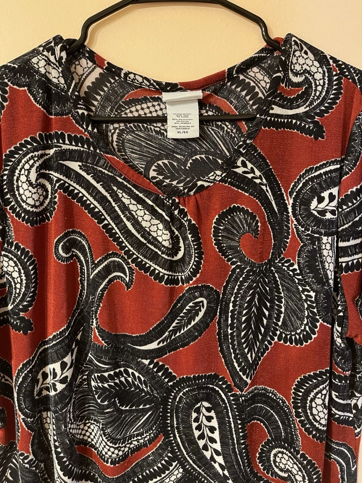 Женская блузка Jaclyn Smith бордовая черная с глубоким круглым вырезом короткий рукав пейсли размер XL - Изображение 2 из 4