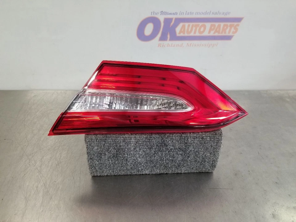 Toyota Camry Le 18 2018 luz trasera luz pasajero derecho Foto 2 de 4