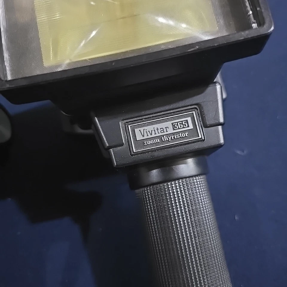 Two Vivitar 365 Zoom Thyristor Electronic Flash Units Untested - Image 4 of 4