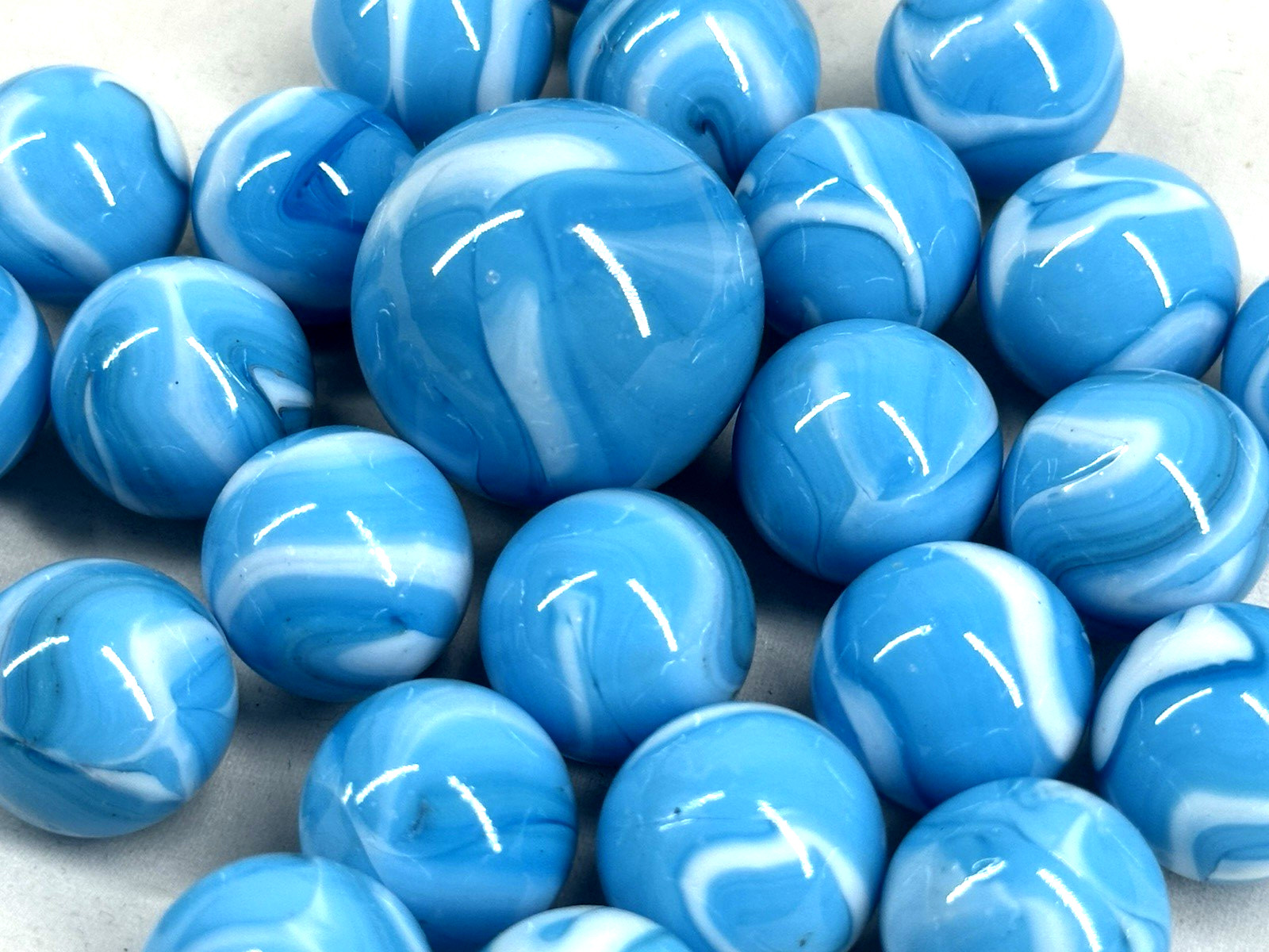 25 Glass Marbles AIR Blue/White Game Pack Shooter Swirl