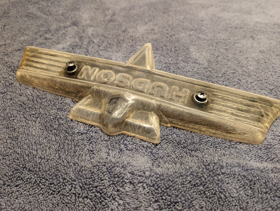 Emblema Hudson Commodore 1946-1947 moldura trasera de plástico  Foto 3 de 4