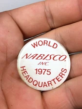 VTG 1975 WORLD NABISCO INC HEADQUARTERS 1-3/8" DIAMETER ROUDN BUTTON ADVERTISING