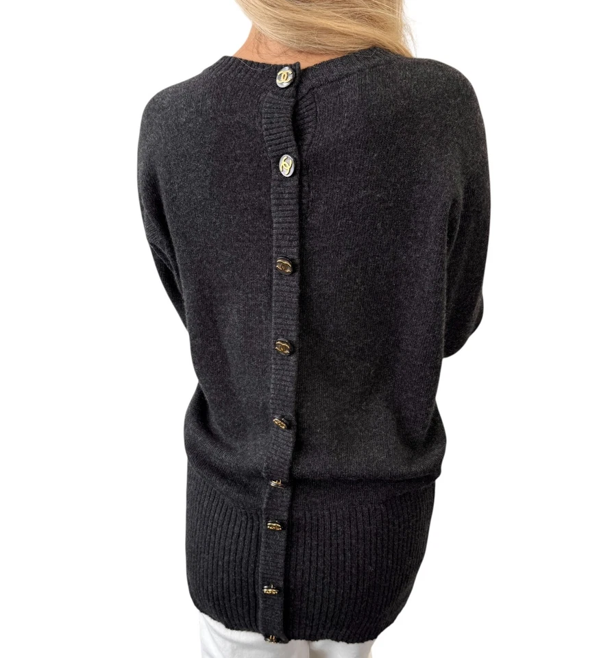 Suéter Tejido Cachemira Botón Logo Marca CC Vintage Chanel Gris Oscuro Dorado Foto 2 de 4