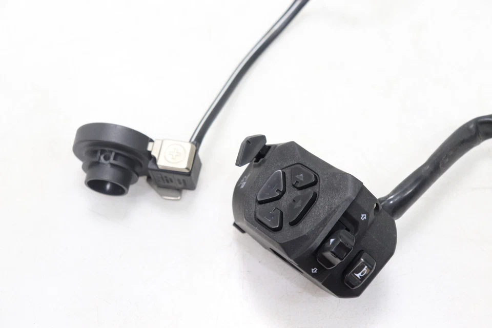 21-24 APRILIA RSV4 OEM CLIP IZQUIERDO EN MANGO BOCINA SEÑALES INTERRUPTOR TRACCIÓN Foto 2 de 4