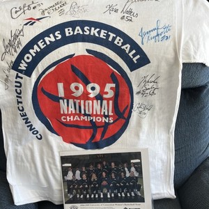 UCONN Huskies Women’s Basketball 1995 National Champs Tshirt Autos Lobo Geno Jen