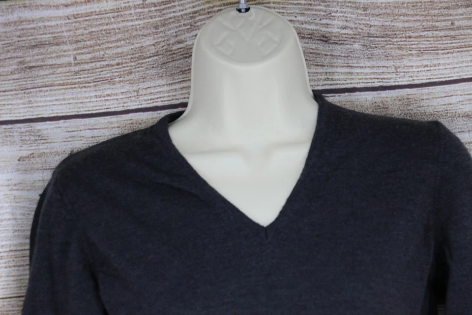 Top Kirkland Signature para mujer talla mediana cuello en V lana manga larga gris Foto 2 de 4