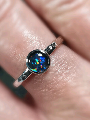 Australischer Triplett Opal 6 mm auf einem klobigen 2 mm Band 925 von Starling Silver