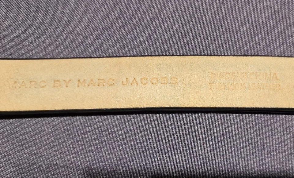 MARC BY MARC JACOBS - CINTURA in PELLE NERA MARTELLATA con FIBBIA ORO  - Immagine 4 di 4