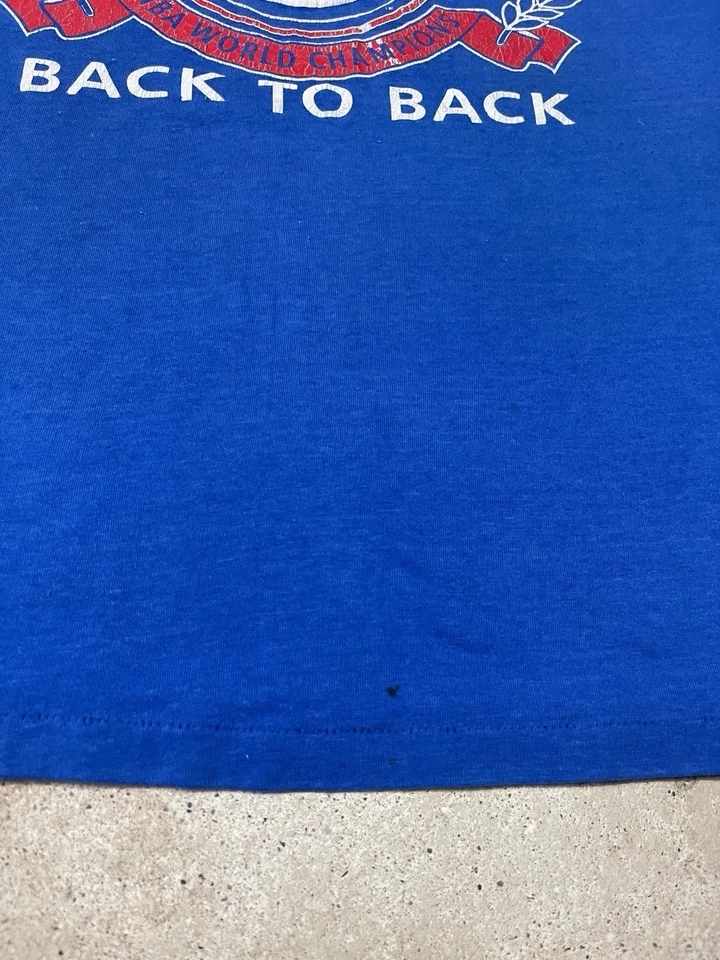 Camiseta De Colección 1989 Campeones Mundiales NBA Detroit Pistons Back 2 Back Grande Años 80 Azul Foto 3 de 4