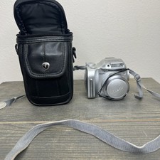 Fujifilm FinePix 2800 Zoom 2.0MP Digital Camera With Travel Bag / Not Working