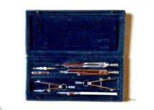 ANCIEN COFFRET DE COMPAS COMPLET COMPRENANT 8 ÉLÉMENTS