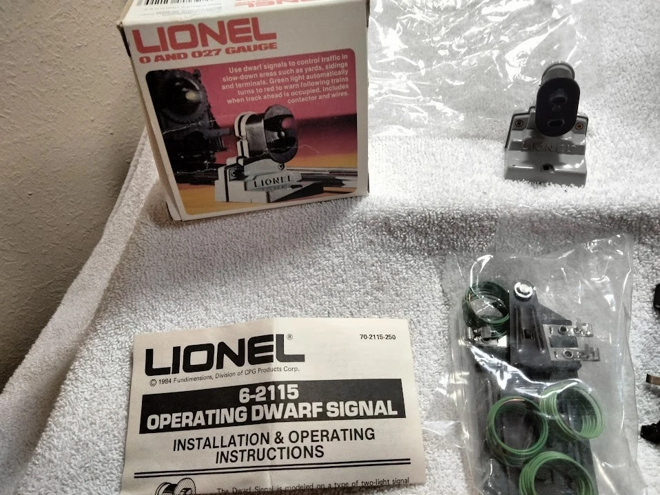 LIONEL O GAUGE 6-2115 OPERATING DWARF SIGNAL & 6-2280 SET OF 3 BUMPERS - Image 2 of 3