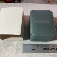 Boîte de montre vintage Marshall Field's à clapet logo vert boîte de présentation, boîte extérieure