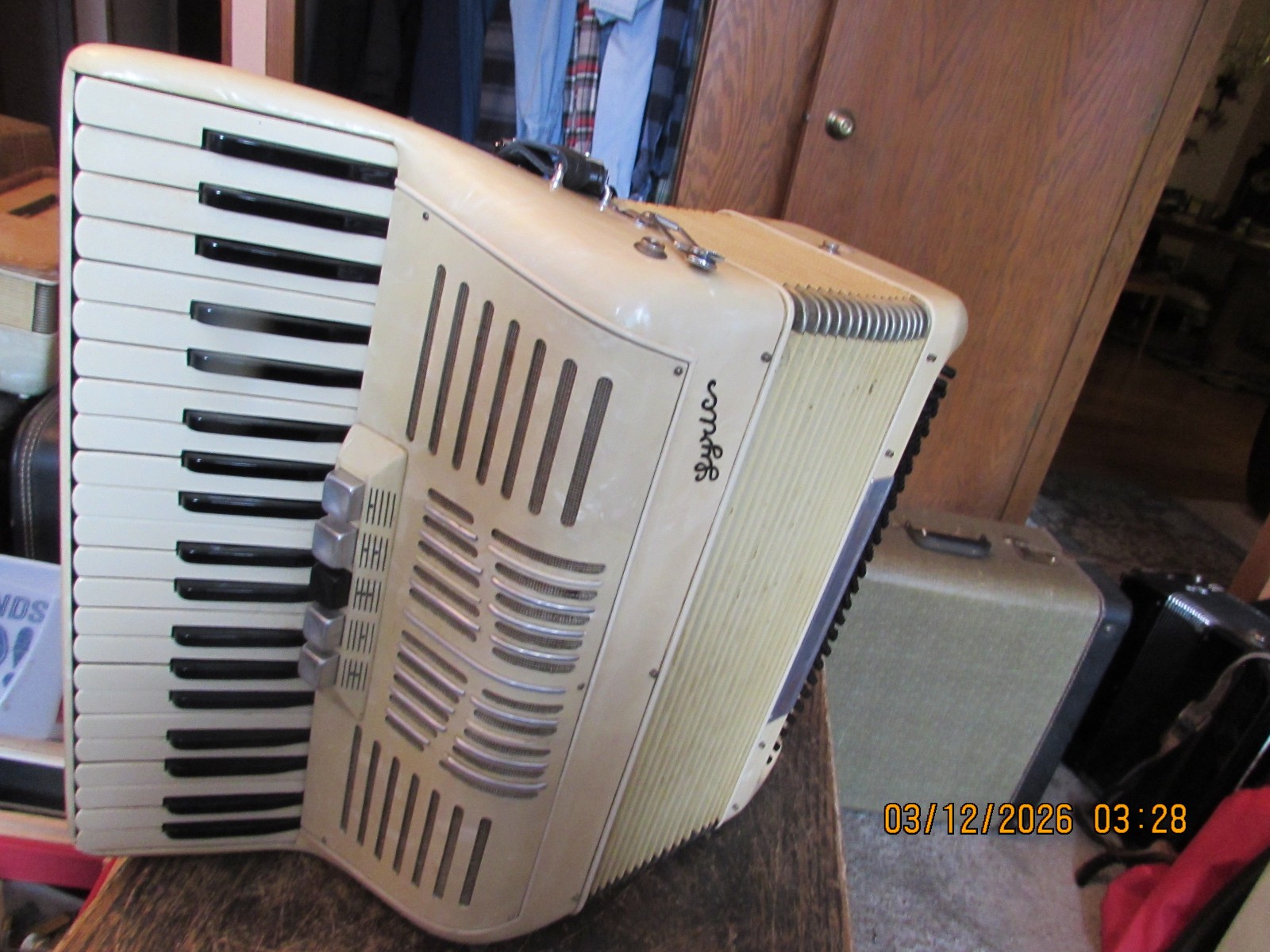 Accordion Lyric, 120 bass,16.5" KB,.3/4 reeds,LMM,fair condition