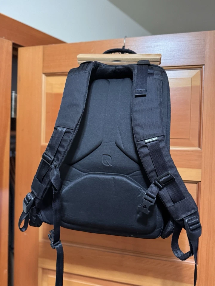 Incase ICON Laptop Backpack 23L Many Compartments Black $220 Retail Good Cond. - Image 4 of 4