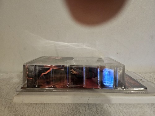 Carrete NECA Toys Pesadilla en Elm Street Freddy Krueger con guante eléctrico sellado - Imagen 8 de 8