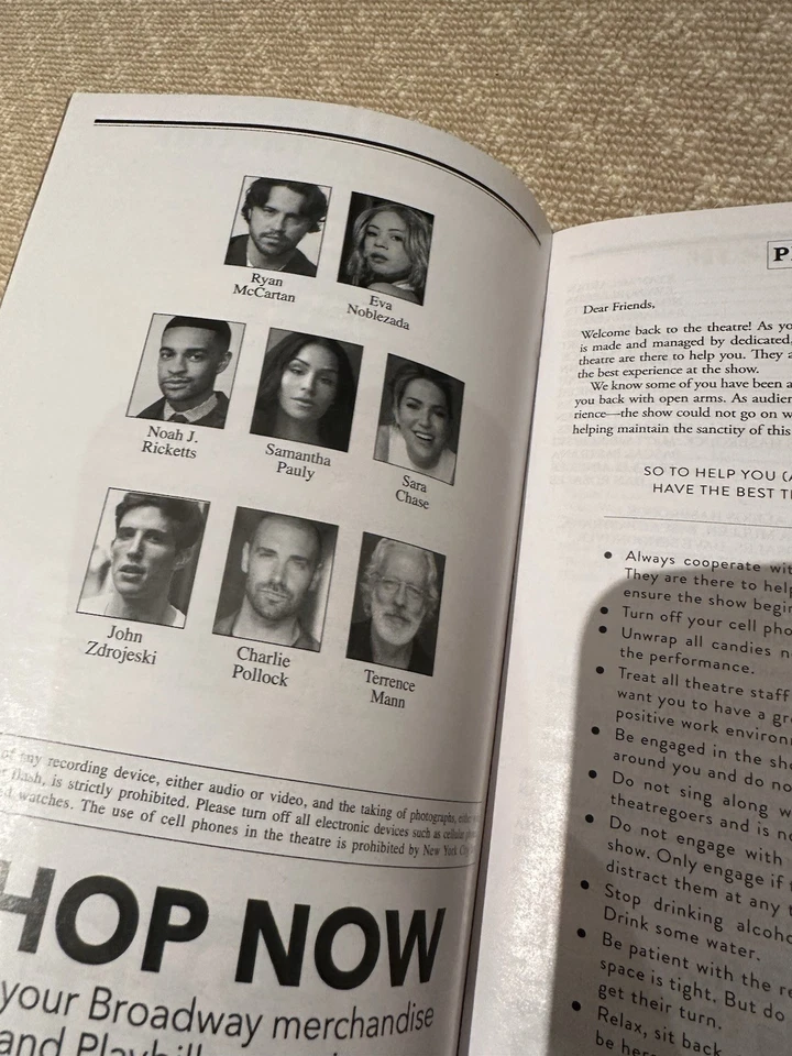 Playbill de Broadway firmado por The Great Gatsby Foto 2 de 2