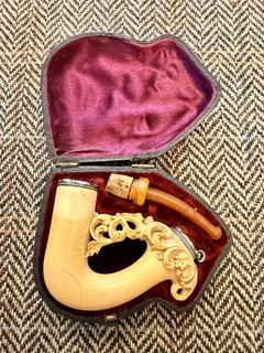 STUNNING ANTIQUE MEERSCHAUM CHERROT HOLDER AMBER STEM SILVER CASED