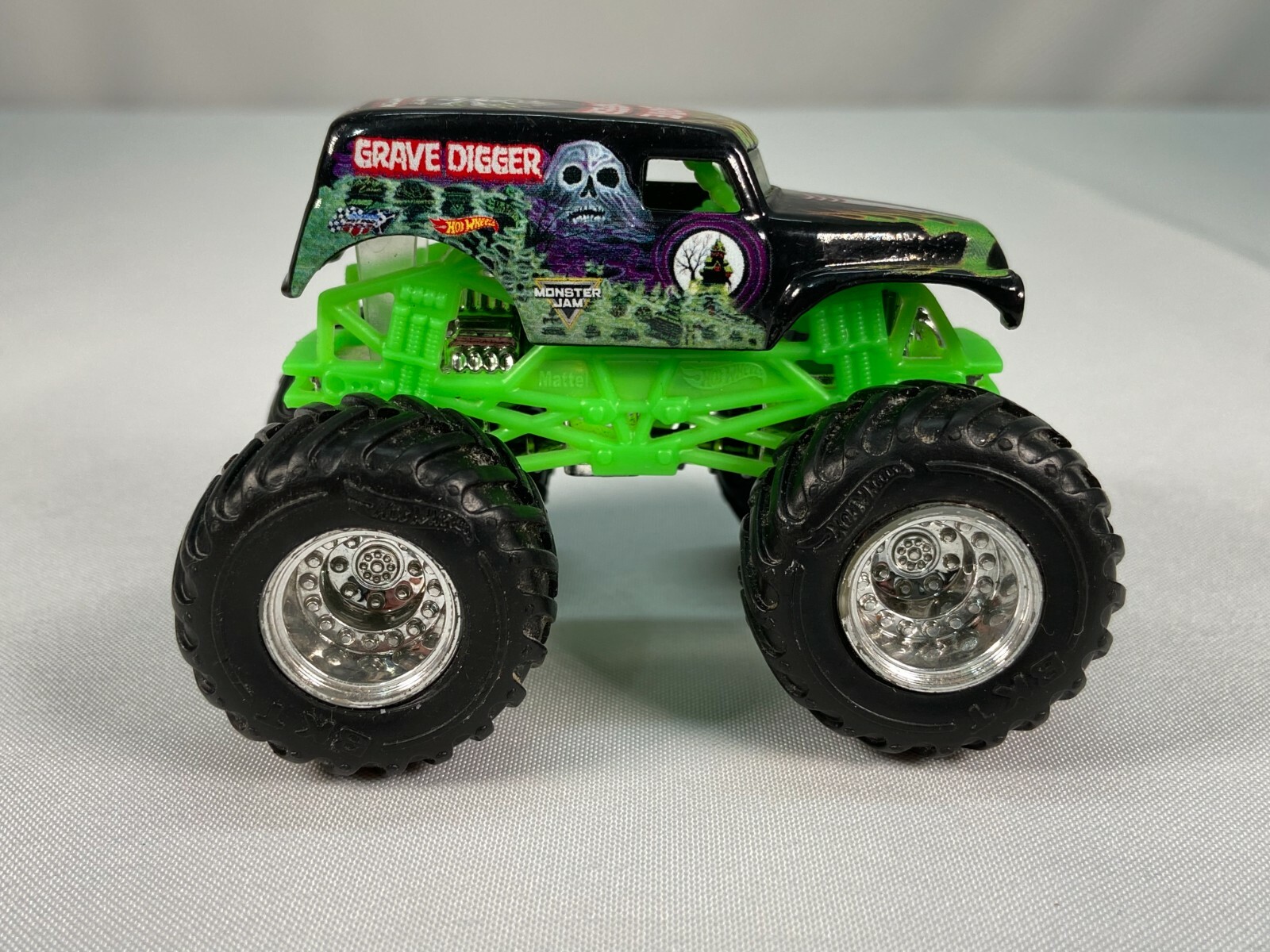 Hot Wheels Monster Jam GRAVE DIGGER UNDER COVERZ 1:64 Scale Monster Truck  #22