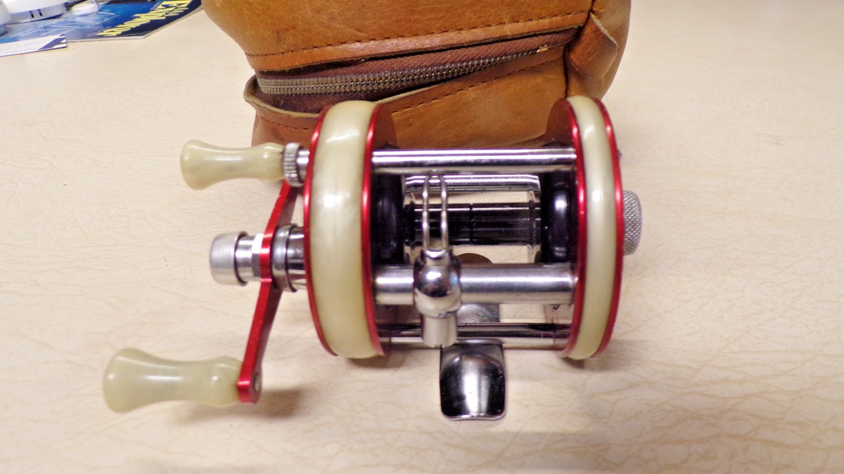 VINTAGE ABU GARCIA AMBASSADEUR FISHING REEL W/ CASE - 2600 - SUPER
