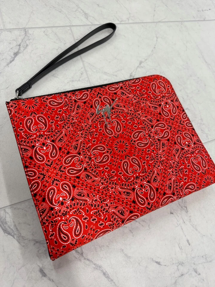 Nuevo en caja $895 Bolso sin asas Giuseppe Zanotti unisex Fabian seda y cuero estampado cachemir Foto 3 de 4