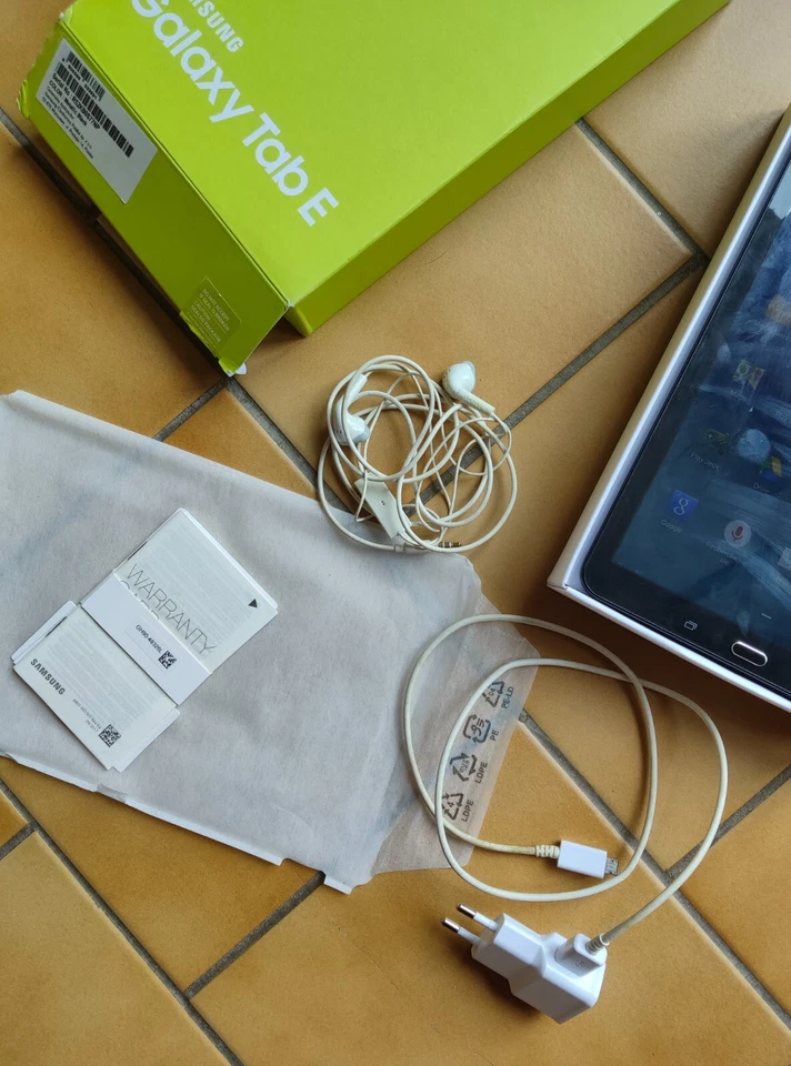 Tablette SAMSUNG GALAXY TAB E avec boîte d'origine, notice, câble, écouteurs TBE - Photo 4/4