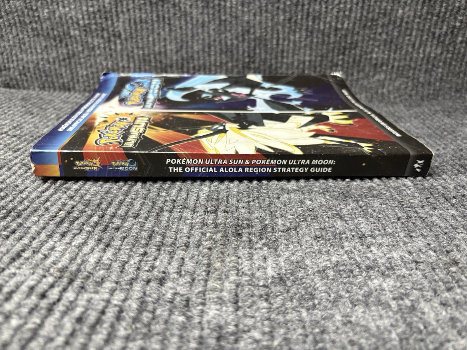 Pokémon Ultra Sun and Ultra Moon Official Strategy Guide With Map image 3