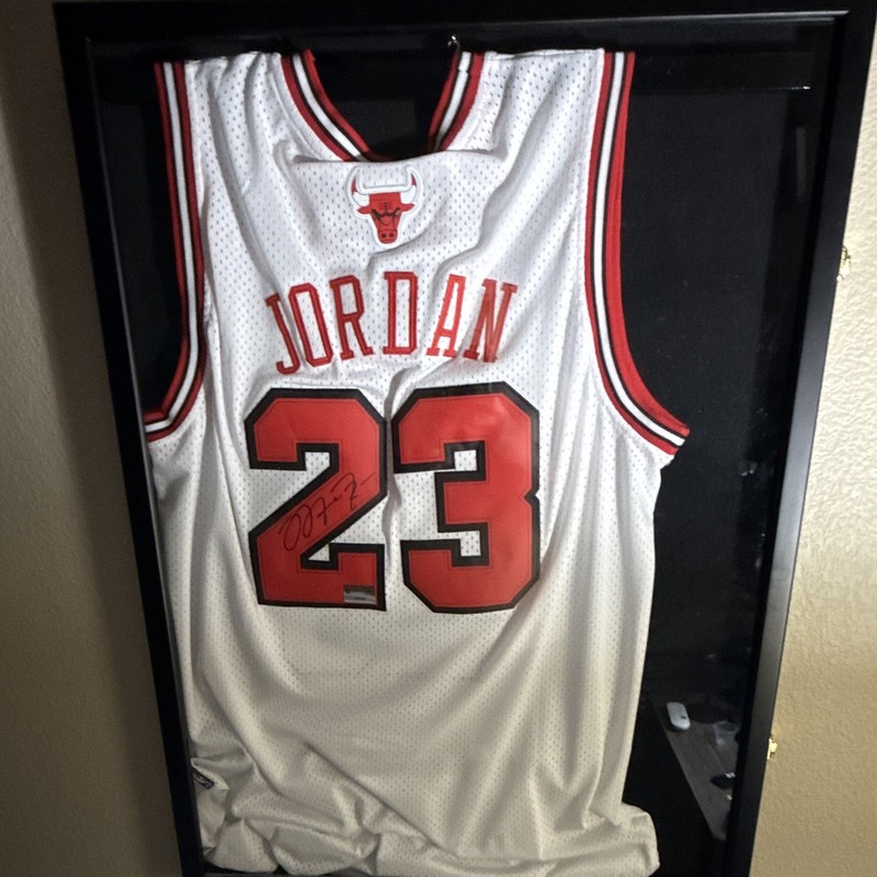 Michael Jordan Chicago Bulls #23 Signed Framed Basketball Jersey (NBA)