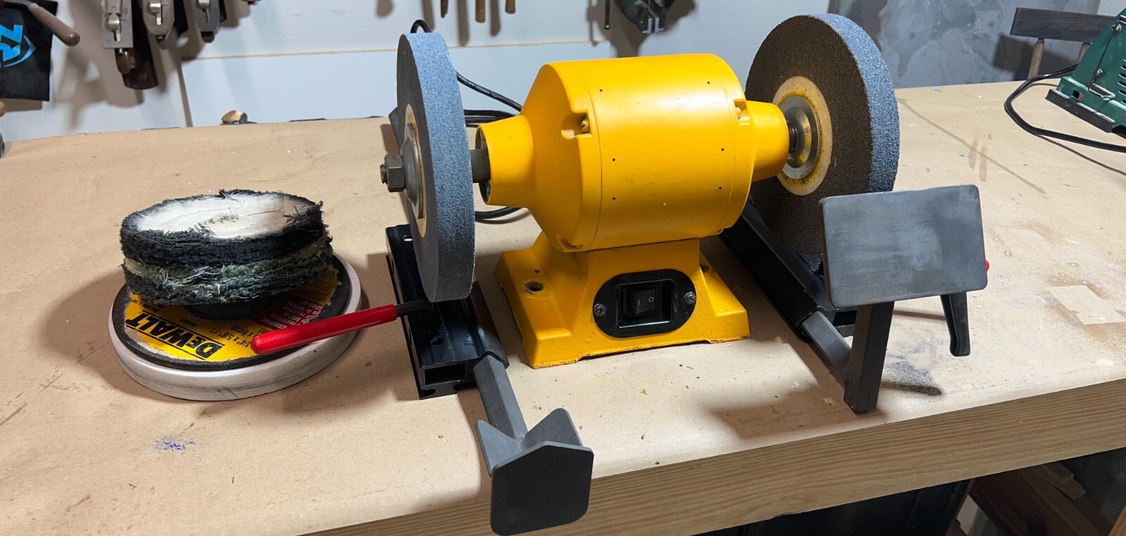 DeWalt DW758 8 in. Bench Grinder w/ ONEWAY Wolverine Grinding Jig