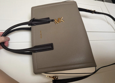 Michael Kors Laila Satchel Leder grau/schwarz, Reißverschluss, Logo, Riemen
