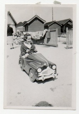 Junges Mädchen fährt ein Spielzeugauto Vintage Foto um 1960
