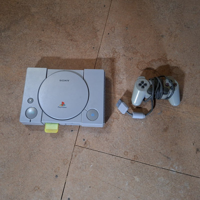 Sony PlayStation 1 (PS1) Heimkonsole grau mit Controller, Kabel fehlt PS1