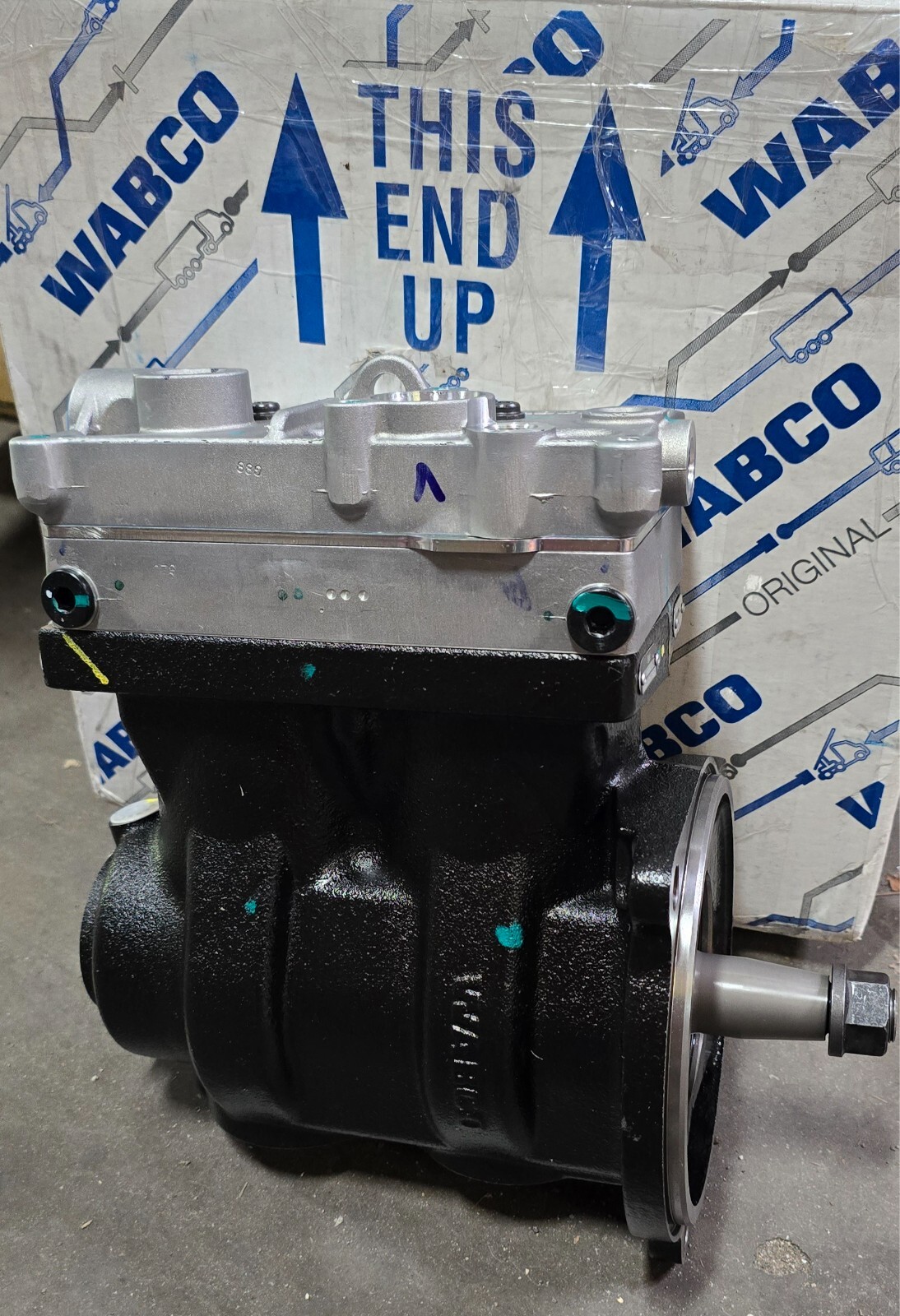Volvo Mack New OEM 22062021 Wabco Twin Cylinder Air Compress