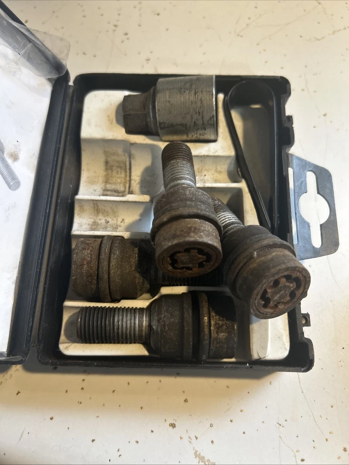 2009-2024 AUDI Q5 - Wheel Locking NUT / BOLT KIT 8R0071336 Juego de fusibles de rueda Foto 2 de 3