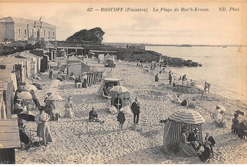 France, Roscoff, Scène à la plage devant les cabines von Photographie