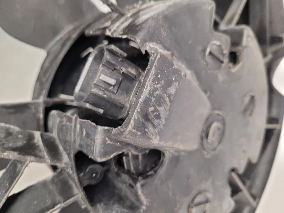 2007 - 2014 CADILLAC ESCALADE Radiator Fan Motor Assembly Dual Fan  - Image 2 of 4