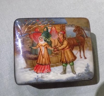 EUC UNIQUE SMALL FEDOSKINO RUSSIAN VINTAGE LACQUER HAND PAINTED BOX 2.75'' COA