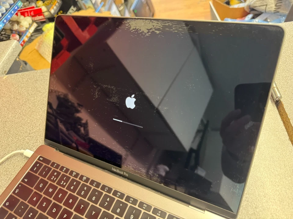 Apple MacBook Pro A1708 Retina 13.3" 2017 Core i5 256GB SSD 8GB Ram 2.3GHz - Image 4 of 4