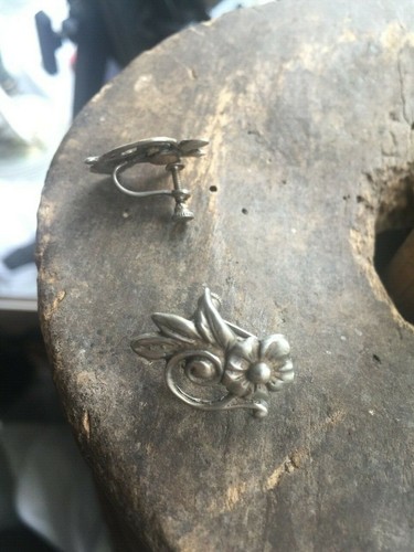 Vintage Art Deco Sterling Flower Leaves Screw Back Earrings Pretty! - Picture 2 of 6