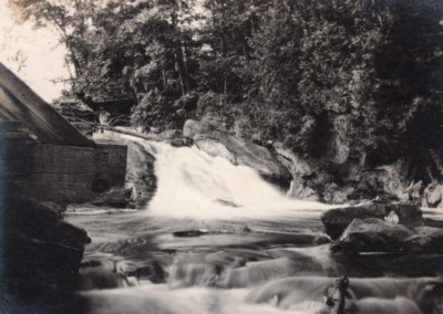 USA ? Stromschnellen schöner Bewegungseffekt Bäume altes Schnappschuss Foto 1920er